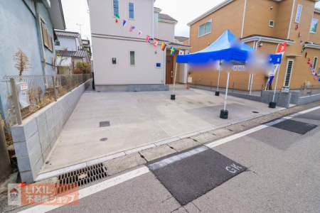 �@�y���ԏ�^���n�����ʐ^�z�������Ƃ������ԃX�y�[�X�́A����3�䒓�ԉ\�B���ԏ�̓R���N���[�g�Ŏd�グ���Ă���A���Ԃ�����Â炢�ł��B�J�[�|�[�g������Ă������܂��B