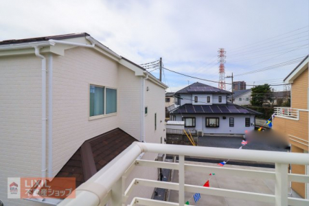 ���̑��@�y��������̒��]�^���n�����ʐ^�z�o���R�j�[����̌i�F�ł��B�����̒ʂ�A�אڂ��������Ƃ̊Ԋu���Ƃ�Ă���A�������肪�ǍD�Ȃ��Ƃ�������܂��B���ۂɌ��n�ő̊����Ă��������B