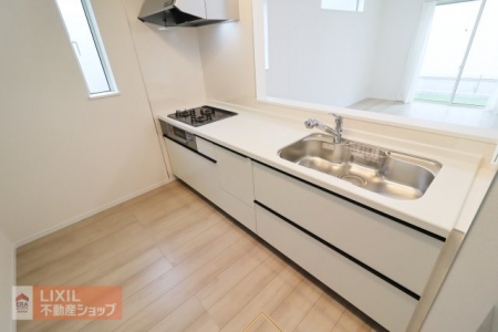 ���̑����ρ@�y���̑��ݔ��^���n�����ʐ^�z�L�X�Ƃ����V�X�e���L�b�`���B�V���N�ɂ͕֗��ȃV�����[�w�b�h�A�L�т�^�C�v�̐������W���Őݒu����Ă��܂��B�R�N�`�̃K�X�R�����ŁA�����������₷���ł��B