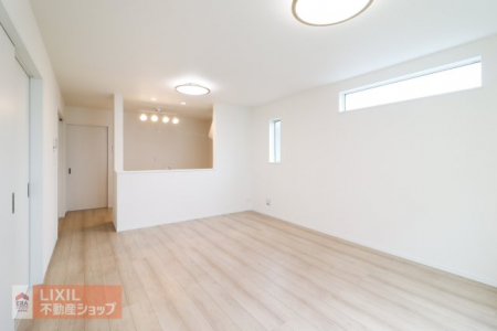 �@�y���r���O�_�C�j���O�^���n�����ʐ^�z���邢�������̓���16���̃��r���O�͉Ƒ��c���̏ꏊ�ɂ̓s�b�^���ł��B���r���O�̂ǂ��ɂ��Ă��L�b�`���ɂ��邲�Ƒ��Ɖ�b���ł��܂��B