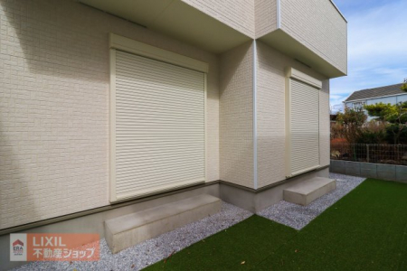 �@�y�h�Ɛݔ��^���n�����ʐ^�z�P�K���r���O�ɂ͉J���̋������ɂ��𗧂V���b�^�[�����Ă��܂��B�O�o�̍ۂ̓V���b�^�[��߂邱�ƂŖh�Ƒ΍�ɂ��Ȃ���S�ł��B