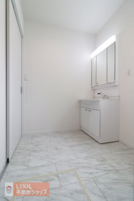 �@�y�E�ߏ�^���n�����ʐ^�z�����̑O�ɂ������܂��E�ߏ�́A�������Ƃ��Ă��܂��B�E�ߏ�ւ̖ڐ��΍�Ƃ��ēV��Ƀ��[���X�N���[����ݒu���邲��Ă��������܂��B