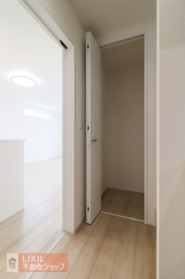 ���[�@�y���[�^���n�����ʐ^�z���s�̂�����[�������ɂ��Ă��܂��B��e�ʂ̎��[���b�N�Ȃǂ�u�����Ƃ��ł��܂��̂ŁA���ו��̗ʂɍ��킹�ė��p���邱�Ƃ��\�ł��B