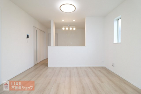 �@�y�_�C�j���O�^���n�����ʐ^�z�Ƒ��ł��낰��_�C�j���O�ł��B�Ζʎ��L�b�`���ł��H���̏��������Ȃ��炲�Ƒ��Ƃ̉�b���y���߂܂��B�_�C�j���O�e�[�u����u���Ă���Ƃ�̂���L���ł��B