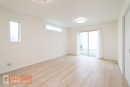 ���r���O�@�y���r���O�^���n�����ʐ^�z���邢�������̓���16���̃��r���O�͉Ƒ��c���̏ꏊ�ɂ̓s�b�^���B���r���O�̂ǂ��ɂ��Ă��L�b�`���̂��Ƒ��Ɖ�b�\�B�אڂ���5���̗m���ƈ�̓I�ɗ��p����΁A���L�X�I