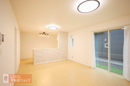 �@�y�_�C�j���O�z���n�����ʐ^�B�Ƒ��ł��낰��_�C�j���O�ł��B�Ζʎ��L�b�`���ł��H���̏��������Ȃ��炲�Ƒ��Ƃ̉�b���y���߂܂��B