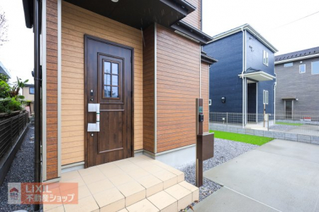 �@�y�G���g�����X�z���փ|�[�`�͉J�̓��̌��̊J�����߂ɂ��֗��ł���