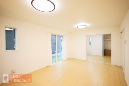 ���r���O�@�y���r���O�z���邢�������̓���17.5���̃��r���O�͉Ƒ��c���̏ꏊ�ɂ͍œK�ł��B���r���O�̂ǂ��ɂ��Ă��L�b�`���ɂ��邲�Ƒ��Ƃ����b�����ł��܂��B�Ƌ�������Ă���Ƃ肪����L���ł��B