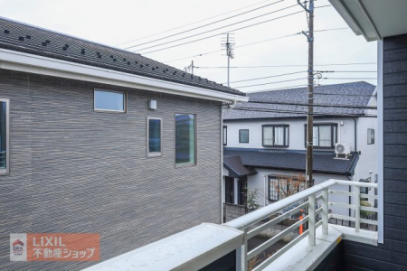 ���̑��@�y��������̒��]�z���n�����ʐ^�B�o���R�j�[����̌i�F�B�\���ȊԊu���m�ۂ���Ă���܂��B