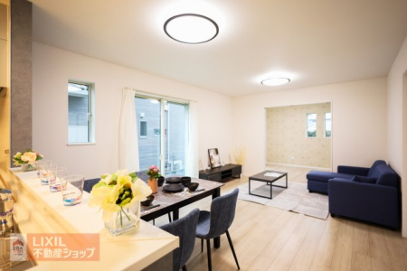 ���r���O�@�y���r���O�z���邢�������̓���16���̃��r���O�͉Ƒ��c���̏ꏊ�ɂ͍œK�ł��B���r���O�̂ǂ��ɂ��Ă��L�b�`���ɂ��邲�Ƒ��Ƃ����b�����ł��܂��B�Ƌ�������Ă���Ƃ肪����L���ł��B