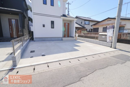 �@�y���ԏ�^���n�����ʐ^�z�������Ƃ������ԃX�y�[�X�́A����2�䒓�ԉ\�B���ԏ�̓R���N���[�g�Ŏd�グ���Ă���A���Ԃ�����Â炢�ł��B�J�[�|�[�g������Ă������܂��B