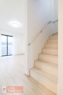 ���̑����ρ@�y�����^���n�����ʐ^�z���r���O�̒��ɊK�i���ݒu����Ă��܂��̂ŁA���Ƒ��Ɗ�����킹��^�C�~���O�����R�Ƒ����܂��B�K�i�ɂ͎肷����ݒu����Ă��܂��̂ň��S�ł��B