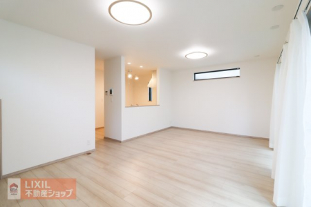 �@�y���r���O�_�C�j���O�^���n�����ʐ^�z���邢�������̓���21���̃��r���O�͉Ƒ��c���̏ꏊ�ɂ̓s�b�^���ł��B���r���O�̂ǂ��ɂ��Ă��L�b�`���ɂ��邲�Ƒ��Ɖ�b���ł��܂��B