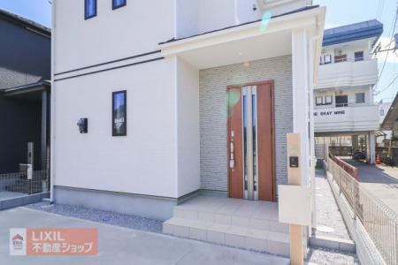 �@�y�G���g�����X�^���n�����ʐ^�z�������Ƃ������ցB�����t���̃|�[�`���̗p���āA�J�̓��ɔz�����Ă��܂��B�߂��ɑ�z�{�b�N�X��ݒu���邱�ƂŁA���֗��ɂȂ�܂��B