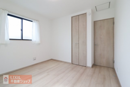 �q�������@�y�q�������^���n�����ʐ^�z2�K6.37���A�쑤�̗m���ł��B�N���[�[�b�g�����Ă��܂��̂ŁA�w�K���A�x�b�h��ݒu����ƁA�q�������Ƃ��Ă͂��傤�Ǘǂ��T�C�Y���Ǝv���܂��B���n�ł��m�F���������B