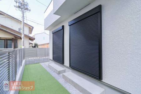 �@�y�h�Ɛݔ��^���n�����ʐ^�z�P�K���r���O�ɂ͉J���̋������ɂ��𗧂V���b�^�[�����Ă��܂��B�O�o�̍ۂ̓V���b�^�[��߂邱�ƂŖh�Ƒ΍�ɂ��Ȃ���S�ł��B