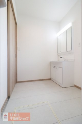 �@�y�E�ߏ�^���n�����ʐ^�z�����̑O�ɂ������܂��E�ߏ�́A�������Ƃ��Ă��܂��B�E�ߏ�ւ̖ڐ��΍�Ƃ��ēV��Ƀ��[���X�N���[����ݒu���邲��Ă��������܂��B