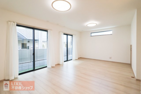 ���r���O�@�y���r���O�^���n�����ʐ^�z���邢�������̓���21���̃��r���O�͉Ƒ��c���̏ꏊ�ɂ̓s�b�^���ł��B���r���O�̂ǂ��ɂ��Ă��L�b�`���ɂ��邲�Ƒ��Ɖ�b���ł��܂��B�Ƌ�������Ă���Ƃ肪����L���ł��B