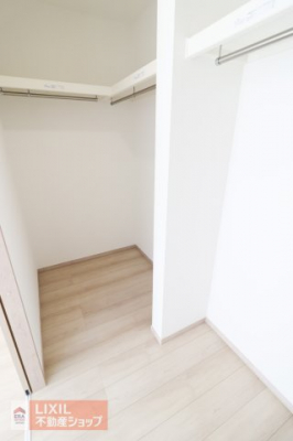 ���[�@�y���[�^���n�����ʐ^�z2�K7.5���̂������ɐݒu���ꂽ�E�H�[�N�C���N���[�[�b�g�ł��B��e�ʂ̎��[���b�N�Ȃǂ�u�����Ƃ��ł��܂��̂ŁA���ו��̗ʂɍ��킹�ė��p���邱�Ƃ��\�ł��B