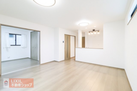 �@�y�_�C�j���O�z���n�����ʐ^�B�Ƒ��ł��낰��_�C�j���O�ł��B�Ζʎ��L�b�`���ł��H���̏��������Ȃ��炲�Ƒ��Ƃ̉�b���y���߂܂��B