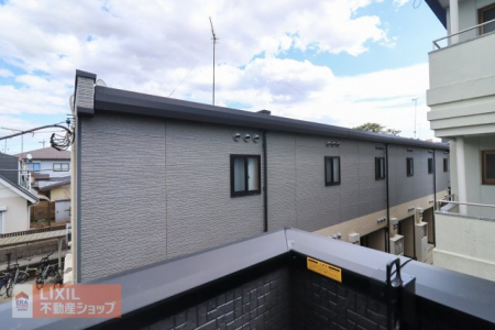 ���̑��@�y��������̒��]�z���n�����ʐ^�B�o���R�j�[����̌i�F�B�\���ȊԊu���m�ۂ���Ă���܂��B