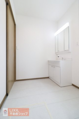 �@�y�E�ߏ��z���n�����ʐ^�B���ʒE�ߏ��͂������Ƃ����X�y�[�X�Ŏg���₷���A�����A���C�p�̏������t���Ă��܂��B