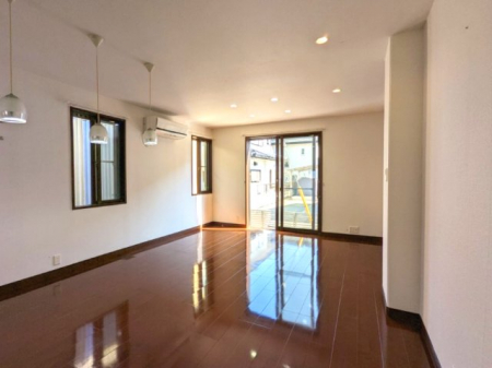 ���r���O�@�傫�ȃe�[�u����\�t�@���u����L�����r���O