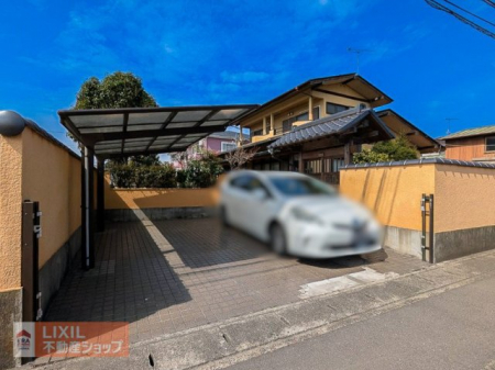 �@�y���ԏ�^���n�ʐ^�z�������Ƃ������ԃX�y�[�X�́A����2�䒓�ԉ\�B���ԏ�̓R���N���[�g�Ŏd�グ���Ă���A���Ԃ�����Â炢�ł��B�J�[�|�[�g���ݒu�ςł��B