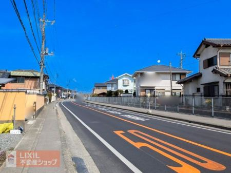 ���̑��@�y�O�ʓ��H�^���n�ʐ^�z�O�ʓ��H�͍L�X���Ă��܂��B�ԗ��̂���Ⴂ��Ԍɓ���ɂ͏\���ł��B����A���n�Ń}�C�J�[�̒��Ԋ��o�����m���߂ɂȂ��Ă��������B