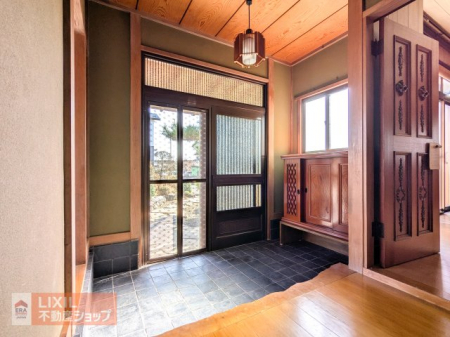 ���ց@�����a�̕��͋C����������G���g�����X�ł��B���֔��ɖԌ˂��t���Ă��邽�߁A����ʂ��A���̐N���ɔz�����Ă��܂��B