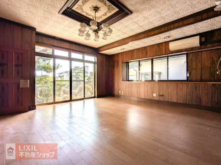 ���r���O�@�L�X�Ƃ�����12���̃��r���O�B��ʓI�ȕǎ��ł͂Ȃ��A�������̂���ؖڂ̔��肪�{����Ă��܂��B