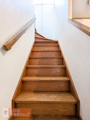 ���̑��@���ւ��烊�r���O���o�R�����A������2�K�֏オ���z�u�ɂȂ��Ă��邽�߁A �v���C�o�V�[��ی삷�邱�Ƃ��ł��܂��I �܂��A�r���Ő܂�Ȃ���^�C�v�̊K�i�ł��̂ŁA�]�|���X�N���y������܂��B