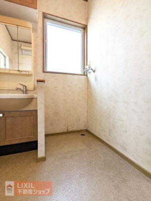 �@���󕨂���ꂽ��o�����肷��ۂ̍�ƃX�y�[�X�ɂ��z�����ꂽ�A ��Ƃ�̂��郉���h���[�X�y�[�X�ł���