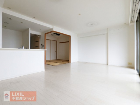 �@�Ƒ��̏Ί炪�W�܂�ꏊ�B�L�߂̃e�[�u����u���Ă���Ƃ肠��L���ł��B