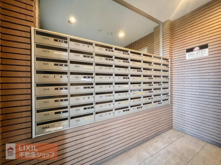 �@���R�ƕ��ԃ|�X�g�́A�Z�܂����X�̃}�i�[�̗ǂ��ƁA���J�ȊǗ��̏؂ł��B