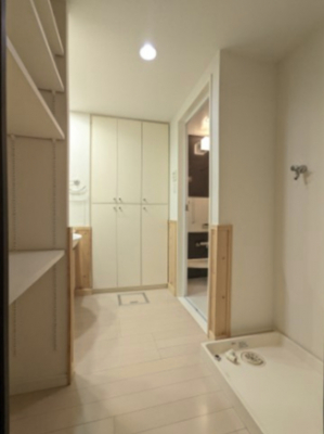 �@�y�E�ߏ�^���n�ʐ^�z�����̑O�ɂ������܂��E�ߏ�́A�������Ƃ��Ă��܂��B�E�ߏ�ւ̖ڐ��΍�Ƃ��ēV��Ƀ��[���X�N���[����ݒu���邲��Ă��������܂��B