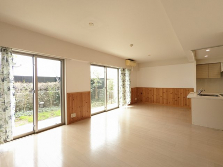 �@�y���r���O�_�C�j���O�^���n�ʐ^�z���邢�������̓��郊�r���O�͉Ƒ��c���̏ꏊ�ɂ̓s�b�^���ł��B���r���O�̂ǂ��ɂ��Ă��L�b�`���ɂ��邲�Ƒ��Ɖ�b���ł��܂��B