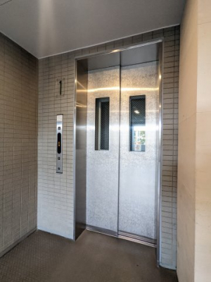 ���̑��@�y���̑��^���n�ʐ^�z�G���x�[�^�[�ł��B