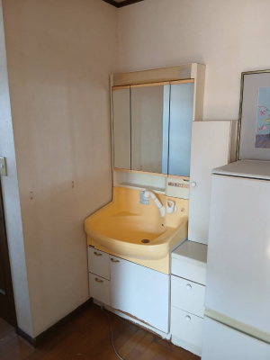 ���̑����ρ@�y���̑��ݔ��^���n�ʐ^�z�Q�K�ɐݒu���ꂽ�Ɨ����ʑ�ł��B���ʑ䂪�Q�ӏ�����ƁA���̖Z�������ԑтȂǁA�ƂĂ��֗��ł��B