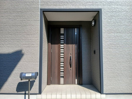 �@�y�G���g�����X�^���n�ʐ^�z�������Ƃ������ցB�����t���̃|�[�`���̗p���āA�J�̓��ɔz�����Ă��܂��B�߂��ɑ�z�{�b�N�X��ݒu���邱�ƂŁA���֗��ɂȂ�܂��B