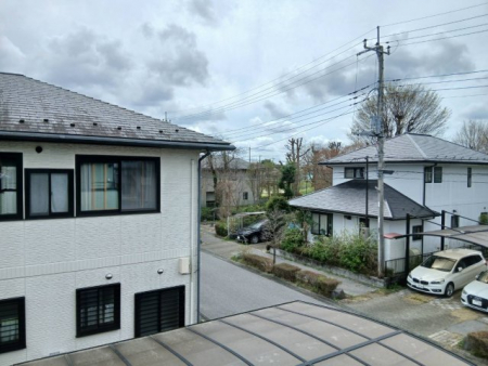 ���̑��@�y��������̒��]�^���n�ʐ^�z�o���R�j�[����̌i�F�ł��B�אڂ��������Ƃ̊Ԋu���L���A��������ǍD�ł��B