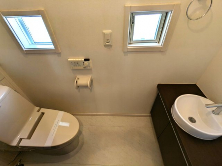 �g�C���@�Q�K�̃g�C���ɂ͐��ʑ䂪�t���Ă��܂�