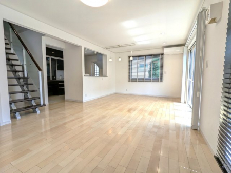 ���r���O�@�ΖʃL�b�`���A���r���O�K�i�ŉƑ��̊炪�����郊�r���O�ł�