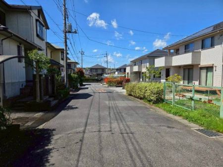 ���̑��@�L����Ȃ�ł͂́A�������������X���݁B�O�ʓ��H�͍L���J���I�ŁA�ՐÂȏZ�����ۂ���Ă��܂��B���q�l�Ƃ̕��s�������S���̂��铹���ł��B�v