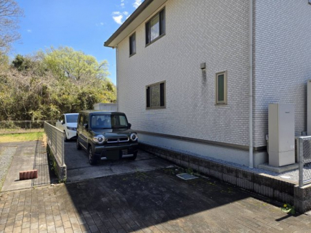 �@���C�t�X�^�C���ɍ��킹�Ďg����������2�ӏ��̒��ԏ�B�����g���Ԃ͓쑤�ցA�Z�J���h�J�[�◈�q�p�͖k���ցB�~�n��L�����p�����֗��Ȕz�u�ł��B