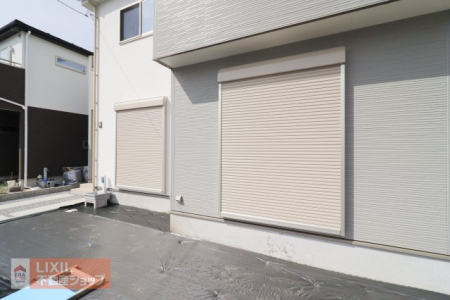 �@�y�h�Ɛݔ��z���n�����ʐ^�B�P�K���r���O�ɂ͉J���̋������ɂ��𗧂h�ƃV���b�^�[�����Ă��܂��B