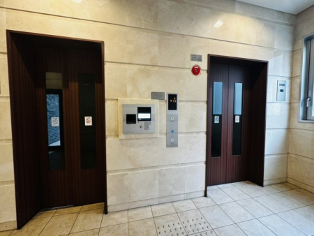 ���̑��@�G���x�[�^�[��2���܂��B�Z�L�����e�B�[���������肵�Ă��܂��B