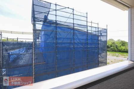 ���̑��@�y��������̒��]�z���n�����ʐ^�B�o���R�j�[����̌i�F�B�\���ȊԊu���m�ۂ���Ă���܂��B���Ќ��n�ł����m�F���������B