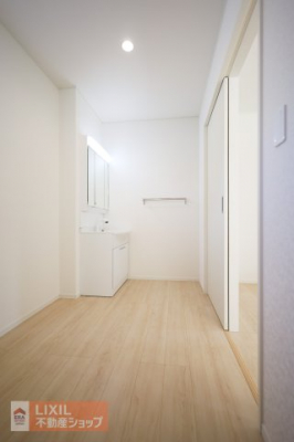 �@�y�E�ߏ��z���n�����ʐ^�B���ʒE�ߏ��͂������Ƃ����X�y�[�X�Ŏg���₷���A�����A���C�p�̏������t���Ă��܂��B