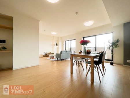 �@�Ƒ��̏Ί炪���R�ƏW�܂�A���邭�J���I�ȃ_�C�j���O�X�y�[�X�B